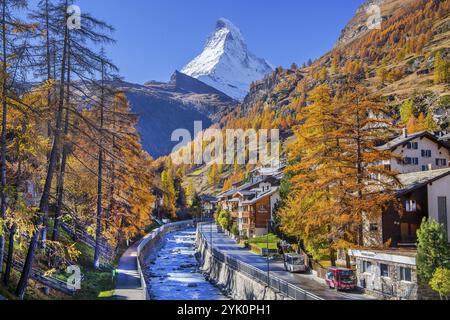 Mattervispa dans la zone du village avec Matterhorn 4478m en automne, Zermatt, Mattertal, Valais, Suisse, Europe Banque D'Images