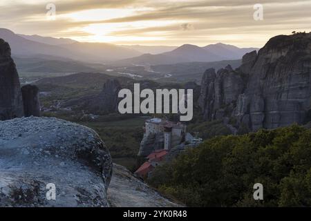 Ermitages entre de hautes falaises, monastères sur des formations de grès, Météores, coucher de soleil, Thessalie, Grèce, Europe Banque D'Images