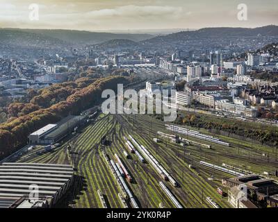 Voie ferrée à la gare centrale, Europaviertel Stuttgart. Après l'achèvement du projet Stuttgart 21, appartements et le nouveau voisin de Rosenstein Banque D'Images