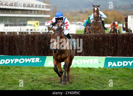 Il Ridoto monté par Freddie Gingell sur leur chemin pour gagner la Paddy Power Gold Cup handicap Chase lors du Paddy Power Day à l'hippodrome de Cheltenham. Date de la photo : samedi 16 novembre 2024. Banque D'Images