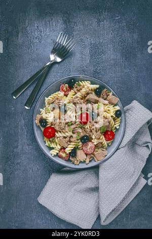 Salade de pâtes fusilli avec thon en conserve, tomates cerises et olives, parmesan, microgreens, fait maison, pas de gens Banque D'Images
