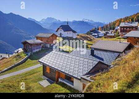 Vue sur le village avec la chapelle Maria zum Schnee en automne, Bettmeralp, Goms, vallée du Rhône, Haut Valais, Valais, Suisse, Europe Banque D'Images