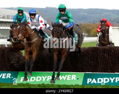 Il Ridoto monté par Freddie Gingell sur leur chemin pour gagner la Paddy Power Gold Cup handicap Chase lors du Paddy Power Day à l'hippodrome de Cheltenham. Date de la photo : samedi 16 novembre 2024. Banque D'Images