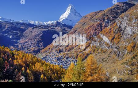 Vue depuis le hameau de Ried vers le bas dans la vallée jusqu'au village et le Cervin 4478m en automne, Zermatt, Mattertal, Valais, Suisse, Europe Banque D'Images