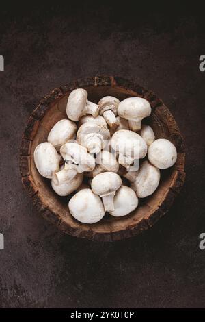 Champignons frais, dans un bol en bois, entier, vue de dessus, pas de gens Banque D'Images