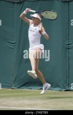 La joueuse de tennis britannique Harriet Dart en action aux championnats de Wimbledon 2024, Londres, Angleterre, Royaume-Uni, Europe Banque D'Images