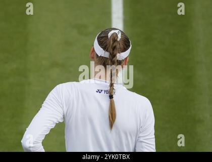 Vue arrière de la joueuse de tennis kazakhe Elena Rybakina aux Championnats de Wimbledon 2024, Londres, Angleterre, Royaume-Uni, Europe Banque D'Images