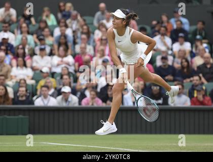 La joueuse de tennis britannique Emma Raducanu en action aux championnats de Wimbledon 2024, Londres, Angleterre, Royaume-Uni, Europe Banque D'Images