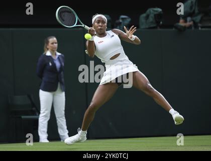 Joueur de tennis AMÉRICAIN Coco Gauff en action aux Championnats de Wimbledon 2024, Londres, Angleterre, Royaume-Uni, Europe Banque D'Images