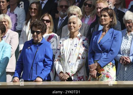 Martina Navratilova (au milieu) sa partenaire Julia Lemigova et la légende du tennis Billie Jean King (à gauche) regardant l'action aux Championnats de Wimbledon 2024 Banque D'Images