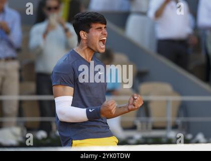 Joueur de tennis espagnol Carlos Alcaraz célébrant à l'Open de France, Roland Garros, Paris, France. Banque D'Images