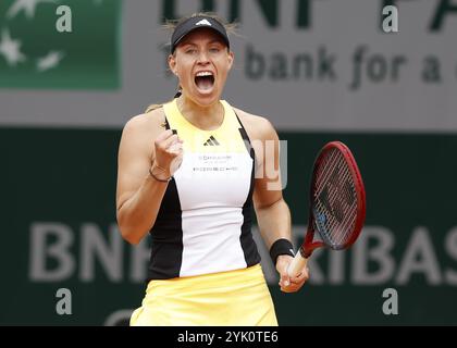 La joueuse de tennis allemande Angelique Kerber célébrant à l'Open de France 2024, Roland Garros, Paris, France. Banque D'Images