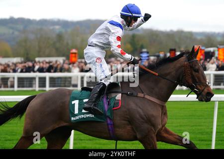 Il Ridoto monté par Freddie Gingell sur leur chemin pour gagner la Paddy Power Gold Cup handicap Chase lors du Paddy Power Day à l'hippodrome de Cheltenham. Date de la photo : samedi 16 novembre 2024. Banque D'Images