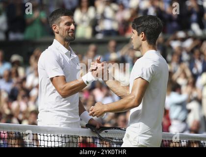 Tennis serbe p (couche Novak Djokovic félicite le vainqueur Carlos Alcaraz aux Championnats de Wimbledon 2024, Londres, Angleterre. Carlos Alcaraz (ES Banque D'Images