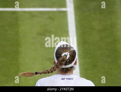 Vue arrière de la joueuse de tennis kazakhe Elena Rybakina aux Championnats de Wimbledon 2024, Londres, Angleterre, Royaume-Uni, Europe Banque D'Images