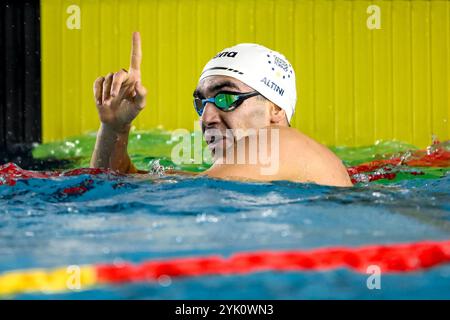 Lorenzo Altini du Centro Nuoto Torino réagit après avoir remporté la médaille d'or de la finale individuelle Medley Men du 400m lors des championnats italiens de natation d'hiver au Stadio del Nuoto à Riccione (Italie), le 15 novembre 2024. Banque D'Images