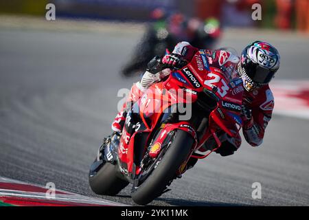 Enea Bastianini d'Italie roule pour Ducati Lenovo Team vu en action lors de la séance de qualification du MotoGP du Motul Solidarity Grand Prix de Banque D'Images