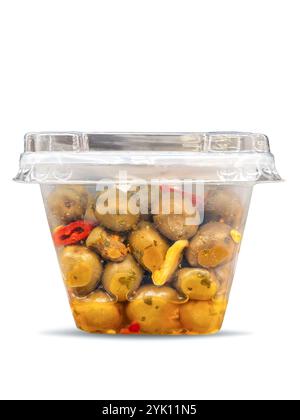 Olives vertes écrasées et assaisonnées avec de l'huile d'olive et du piment dans un plateau en plastique transparent isolé sur blanc avec chemin de coupe inclus Banque D'Images