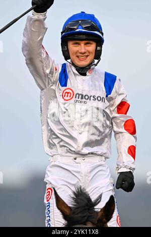 Cheltenham, Royaume-Uni. 16 novembre 2024. Freddie Gingell célèbre après avoir remporté la 2,20 Paddy Power Gold Cup handicap Steeple Chase sur il Ridoto à l'hippodrome de Cheltenham, Cheltenham photo de Paul Blake/Alamy images 16/11/2024 Banque D'Images