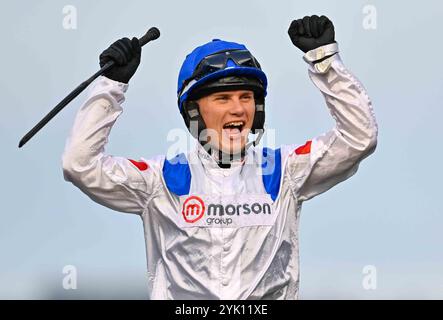 Cheltenham, Royaume-Uni. 16 novembre 2024. Freddie Gingell célèbre après avoir remporté la 2,20 Paddy Power Gold Cup handicap Steeple Chase sur il Ridoto à l'hippodrome de Cheltenham, Cheltenham photo de Paul Blake/Alamy images 16/11/2024 Banque D'Images