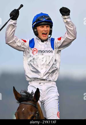 Cheltenham, Royaume-Uni. 16 novembre 2024. Freddie Gingell célèbre après avoir remporté la 2,20 Paddy Power Gold Cup handicap Steeple Chase sur il Ridoto à l'hippodrome de Cheltenham, Cheltenham photo de Paul Blake/Alamy images 16/11/2024 Banque D'Images