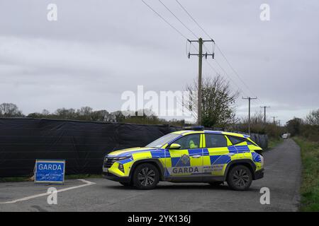 Gardai lors d'une recherche à Ring Commons, Balrothery East, dans le nord du comté de Dublin, à la recherche d'un homme et d'une femme portés disparus et soupçonnés d'être assassinés. Gardai a déclaré que William Maughan et Anastasija Varslavane avaient été vus pour la dernière fois en avril 2015. En 2016, l'affaire a été transformée en enquête pour meurtre. Date de la photo : samedi 16 novembre 2024. Banque D'Images