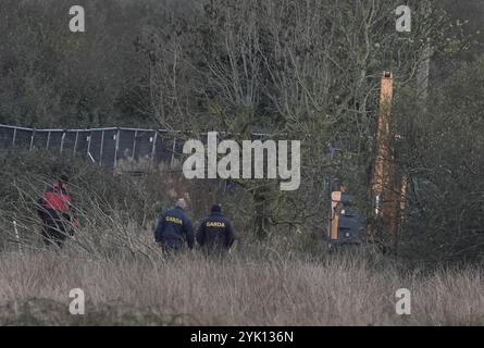 Gardai lors d'une recherche à Ring Commons, Balrothery East, dans le nord du comté de Dublin, à la recherche d'un homme et d'une femme portés disparus et soupçonnés d'être assassinés. Gardai a déclaré que William Maughan et Anastasija Varslavane avaient été vus pour la dernière fois en avril 2015. En 2016, l'affaire a été transformée en enquête pour meurtre. Date de la photo : samedi 16 novembre 2024. Banque D'Images