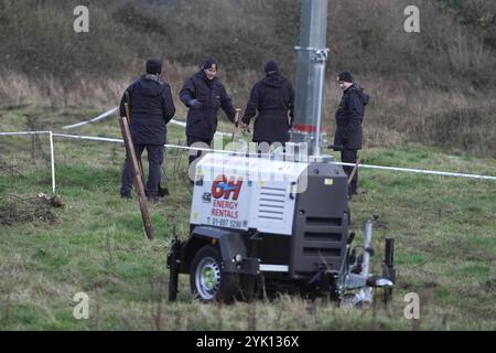 Gardai lors d'une recherche à Ring Commons, Balrothery East, dans le nord du comté de Dublin, à la recherche d'un homme et d'une femme portés disparus et soupçonnés d'être assassinés. Gardai a déclaré que William Maughan et Anastasija Varslavane avaient été vus pour la dernière fois en avril 2015. En 2016, l'affaire a été transformée en enquête pour meurtre. Date de la photo : samedi 16 novembre 2024. Banque D'Images