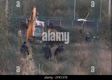 Gardai lors d'une recherche à Ring Commons, Balrothery East, dans le nord du comté de Dublin, à la recherche d'un homme et d'une femme portés disparus et soupçonnés d'être assassinés. Gardai a déclaré que William Maughan et Anastasija Varslavane avaient été vus pour la dernière fois en avril 2015. En 2016, l'affaire a été transformée en enquête pour meurtre. Date de la photo : samedi 16 novembre 2024. Banque D'Images