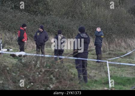 Gardai lors d'une recherche à Ring Commons, Balrothery East, dans le nord du comté de Dublin, à la recherche d'un homme et d'une femme portés disparus et soupçonnés d'être assassinés. Gardai a déclaré que William Maughan et Anastasija Varslavane avaient été vus pour la dernière fois en avril 2015. En 2016, l'affaire a été transformée en enquête pour meurtre. Date de la photo : samedi 16 novembre 2024. Banque D'Images