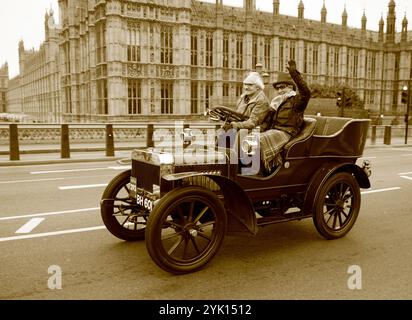 Sepia1904 mécanicien anglais Londres à Brighton Veteran car Run Westminster Bridge Londres Banque D'Images