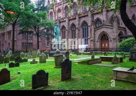 Monument statue à John Watts dans le cimetière de l'église Trinity à New York, Manhattan, États-Unis Banque D'Images