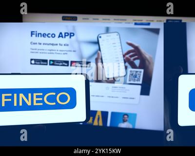 Allemagne. 12 août 2024. Dans cette illustration photo, une personne tient un smartphone avec le logo de la société italienne de services financiers FinecoBank S.p.A. en face du site Web. (Crédit image : © timon Schneider/SOPA images via ZUMA Press Wire) USAGE ÉDITORIAL SEULEMENT ! Non destiné à UN USAGE commercial ! Banque D'Images