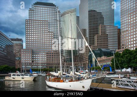 Yachts à ancrer dans North Cove Yacht Harbor le long de Brookfield NYC Banque D'Images