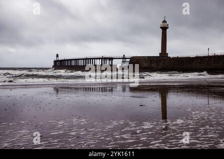 Jour de tempête sur Whitby Beach, Angleterre. Banque D'Images