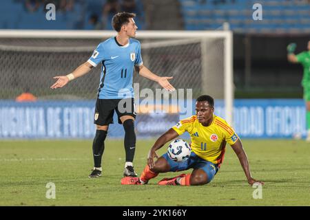 Montevideo, Uruguay - 16 novembre 2024 : L'équipe nationale uruguayenne de football affronte la Colombie dans un match de qualification très attendu pour la Coupe du monde à l'historique Estadio Centenario. Les deux équipes rivalisent férocement, démontrant leurs compétences et leur détermination alors qu'elles luttent pour des points cruciaux dans les compétitions de qualification sud-américaines. Le stade, rempli de fans passionnés, offre une atmosphère électrisante pour cette rencontre clé. (Photo de Gaston Britos/FocoUy/UNAR photo) crédit : UNAR photo/Alamy Live News Banque D'Images