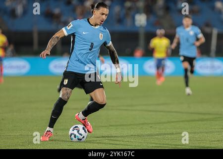 Montevideo, Uruguay - 16 novembre 2024 : L'équipe nationale uruguayenne de football affronte la Colombie dans un match de qualification très attendu pour la Coupe du monde à l'historique Estadio Centenario. Les deux équipes rivalisent férocement, démontrant leurs compétences et leur détermination alors qu'elles luttent pour des points cruciaux dans les compétitions de qualification sud-américaines. Le stade, rempli de fans passionnés, offre une atmosphère électrisante pour cette rencontre clé. (Photo de Gaston Britos/FocoUy/UNAR photo) crédit : UNAR photo/Alamy Live News Banque D'Images