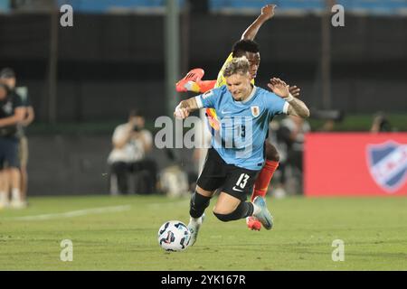 Montevideo, Uruguay - 16 novembre 2024 : L'équipe nationale uruguayenne de football affronte la Colombie dans un match de qualification très attendu pour la Coupe du monde à l'historique Estadio Centenario. Les deux équipes rivalisent férocement, démontrant leurs compétences et leur détermination alors qu'elles luttent pour des points cruciaux dans les compétitions de qualification sud-américaines. Le stade, rempli de fans passionnés, offre une atmosphère électrisante pour cette rencontre clé. (Photo de Gaston Britos/FocoUy/UNAR photo) crédit : UNAR photo/Alamy Live News Banque D'Images