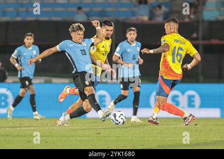 Montevideo, Uruguay - 16 novembre 2024 : L'équipe nationale uruguayenne de football affronte la Colombie dans un match de qualification très attendu pour la Coupe du monde à l'historique Estadio Centenario. Les deux équipes rivalisent férocement, démontrant leurs compétences et leur détermination alors qu'elles luttent pour des points cruciaux dans les compétitions de qualification sud-américaines. Le stade, rempli de fans passionnés, offre une atmosphère électrisante pour cette rencontre clé. (Photo de Gaston Britos/FocoUy/UNAR photo) crédit : UNAR photo/Alamy Live News Banque D'Images