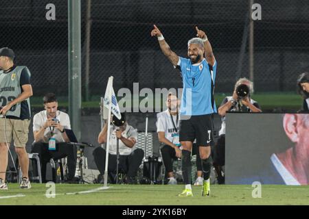 Montevideo, Uruguay - 16 novembre 2024 : L'équipe nationale uruguayenne de football affronte la Colombie dans un match de qualification très attendu pour la Coupe du monde à l'historique Estadio Centenario. Les deux équipes rivalisent férocement, démontrant leurs compétences et leur détermination alors qu'elles luttent pour des points cruciaux dans les compétitions de qualification sud-américaines. Le stade, rempli de fans passionnés, offre une atmosphère électrisante pour cette rencontre clé. (Photo de Gaston Britos/FocoUy/UNAR photo) crédit : UNAR photo/Alamy Live News Banque D'Images