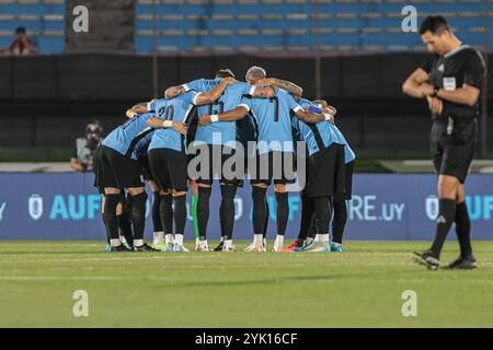 Montevideo, Uruguay - 16 novembre 2024 : L'équipe nationale uruguayenne de football affronte la Colombie dans un match de qualification très attendu pour la Coupe du monde à l'historique Estadio Centenario. Les deux équipes rivalisent férocement, démontrant leurs compétences et leur détermination alors qu'elles luttent pour des points cruciaux dans les compétitions de qualification sud-américaines. Le stade, rempli de fans passionnés, offre une atmosphère électrisante pour cette rencontre clé. (Photo de Gaston Britos/FocoUy/UNAR photo) crédit : UNAR photo/Alamy Live News Banque D'Images