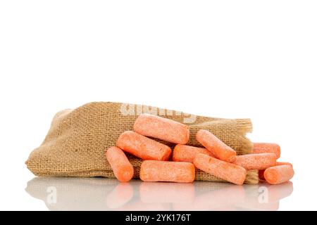 Plusieurs petites carottes pelées avec sac de jute, macro, isolées sur fond blanc. Banque D'Images