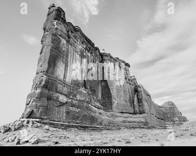 Vue spectaculaire en noir et blanc d'une formation rocheuse monumentale du désert Banque D'Images