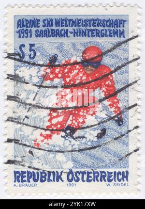 AUTRICHE - 1991 janvier : timbre-poste multicolore à 5 shillings représentant un skieur alpin sur la piste. Championnat du monde de ski alpin, Saalbach-Hinterglemm, une municipalité du district de Zell am See (région de Pinzgau), dans l'État autrichien de Salzbourg. Il est bien connu pour son ski et d'autres sports d'hiver. Un réseau de quatre pistes composé de Saalbach, Hinterglemm, Fieberbrunn et Leogang est situé dans la municipalité, ajoutant jusqu'à 270 kilomètres (170 mi) de pistes de ski. Il est court transfert à la station balnéaire de l'aéroport de Salzbourg Banque D'Images