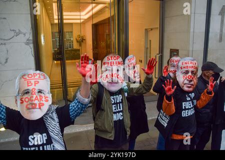 Londres, Angleterre, Royaume-Uni. 16 novembre 2024. Des manifestants portant les masques du président de la COP29 Mukhtar Babayev, du président de l'Azerbaïdjan Ilham Aliyev et du président turc Recep Erdogan se tiennent les mains couvertes de faux sang devant les bureaux de SOCAR sur le Strand. Des centaines de manifestants ont défilé dans le centre de Londres pour exiger la justice climatique et la fin des combustibles fossiles, et en solidarité avec la Palestine, alors que la COP29 se poursuit en Azerbaïdjan. (Crédit image : © Vuk Valcic/ZUMA Press Wire) USAGE ÉDITORIAL SEULEMENT! Non destiné à UN USAGE commercial ! Banque D'Images