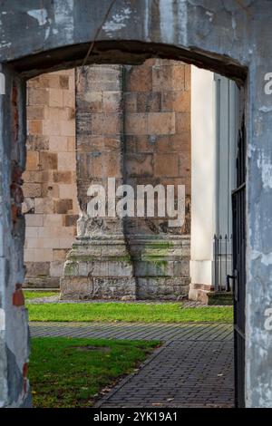 Opatow, Pologne, 11 novembre 2023 Eglise romane Saint Martin de Tours dans la voïvodie de swietokrzyskie, monument historique polonais Banque D'Images