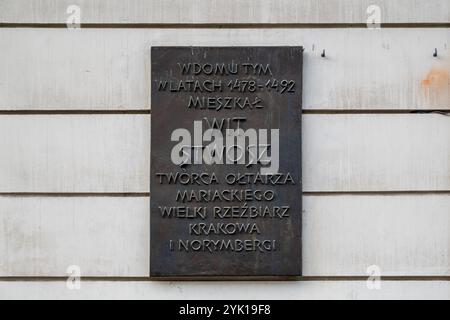 Cracovie, Pologne octobre 29 2023 assiette sur la maison où 'Veitt Stoss (avec Stwosz), un sculpteur de Cracovie et Nuremberg, créateur de la célèbre alta en bois Banque D'Images