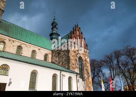 Opatow, Pologne, 11 novembre 2023 Eglise romane Saint Martin de Tours dans la voïvodie de swietokrzyskie, monument historique polonais Banque D'Images