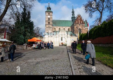 Opatow, Pologne, 11 novembre 2023 Eglise romane Saint Martin de Tours dans la voïvodie de swietokrzyskie, monument historique polonais Banque D'Images