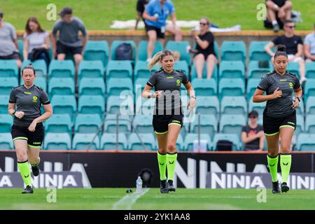 Sydney, Australie. 16 novembre 2024. Les arbitres du match s'échauffent avant le match de A-League RD3 féminin entre Sydney FC et les Wanderers à Leichhardt Oval le 16 novembre 2024 à Sydney, Australie crédit : IOIO IMAGES/Alamy Live News Banque D'Images